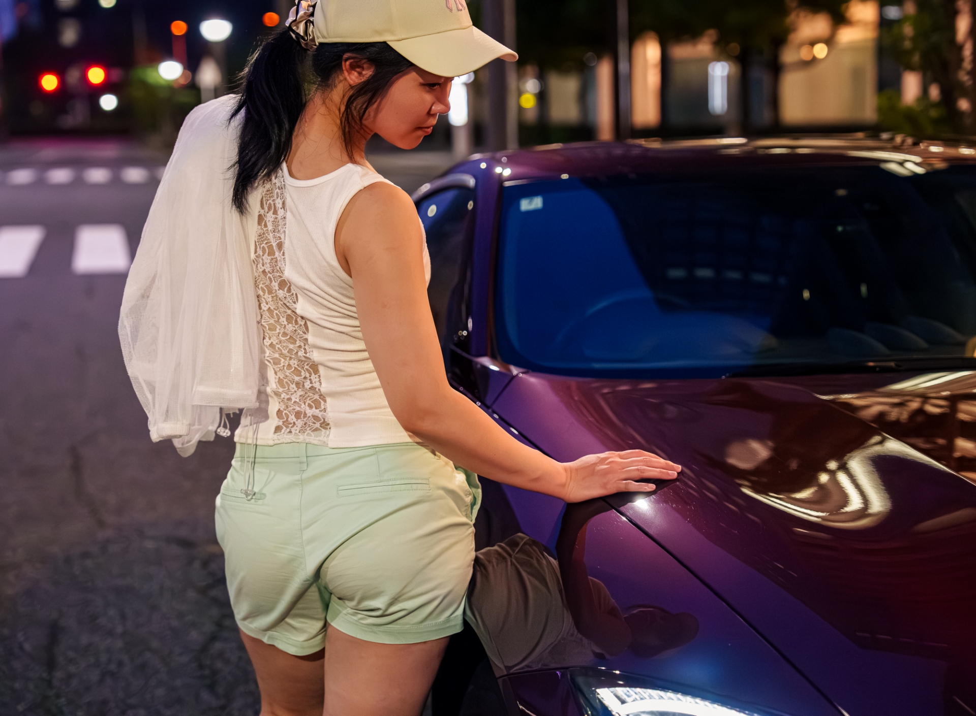 夜の街で車に手を添える南星ユリア
