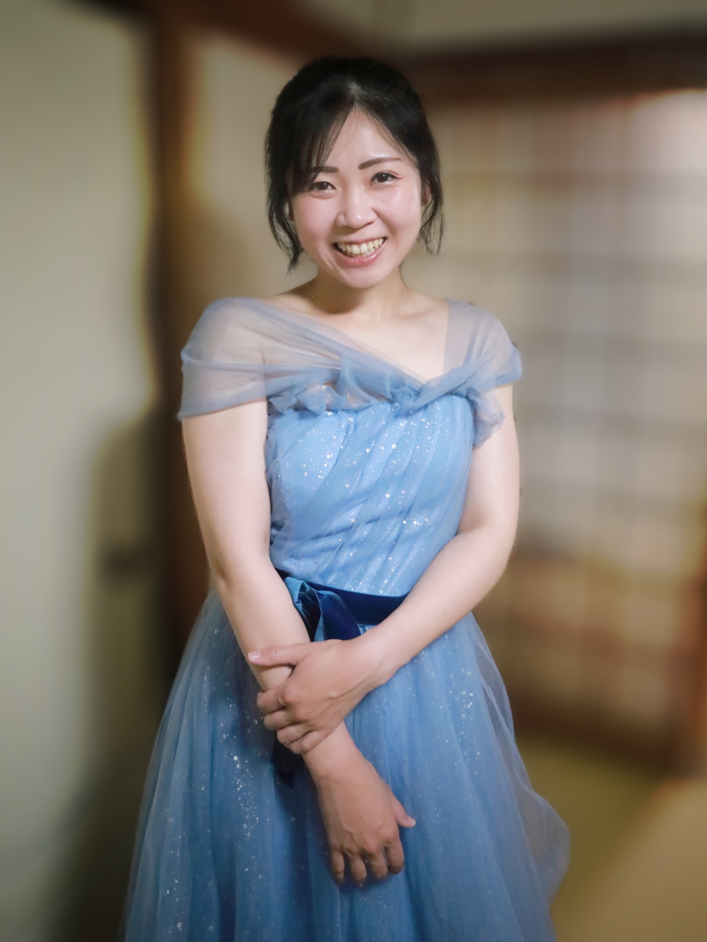 ブルーのドレス姿で微笑む被写体モデル・南星ユリア